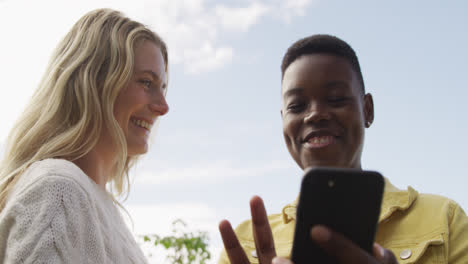 Mujeres-Jóvenes-Usando-Un-Teléfono-Inteligente-En-Una-Azotea