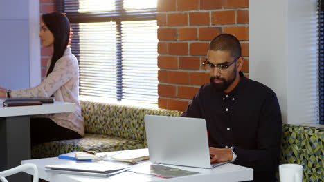 Ejecutivo-Masculino-Usando-Laptop-En-La-Cafetería-De-La-Oficina-4k