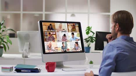 Profesor-Caucásico-Usando-Computadora-En-Videollamada-Con-Estudiantes