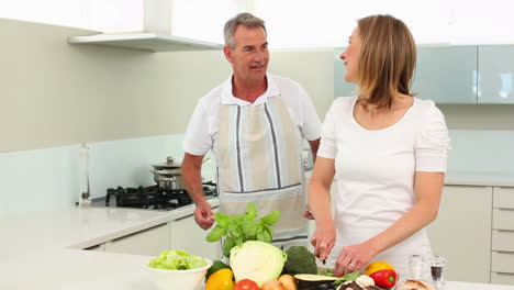 Feliz-Pareja-Madura-Haciendo-Una-Cena-Saludable-Juntos