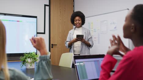 Afroamerikanische-Geschäftsfrau-Präsentiert-Weiblichen-Kollegen-Bei-Bürobesprechung-Mit-Tablet