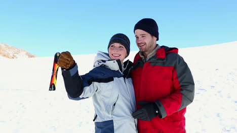 Pareja-Feliz-Parada-Afuera-En-La-Nieve