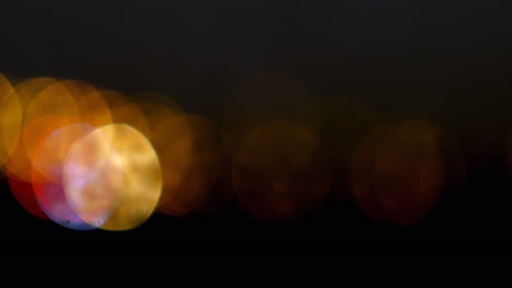 Gelbe-Und-Rote-Bokeh-Lichter-Blinken-Vor-Schwarzem-Hintergrund