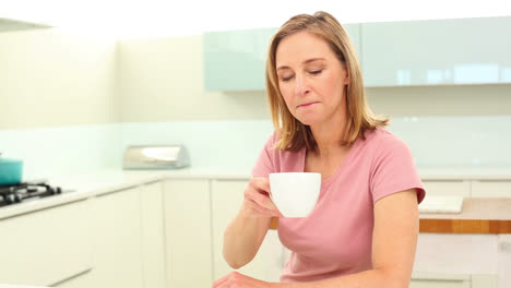 Mujer-Madura-Tomando-Café-Y-Leyendo-El-Periódico