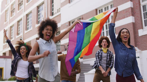 Feliz-Grupo-Diverso-De-Hombres-Y-Mujeres-Sosteniendo-La-Bandera-Del-Arco-Iris-Durante-La-Protesta