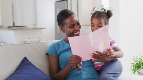 Hija-Afroamericana-Dando-Un-Regalo-A-La-Madre-El-Día-De-La-Madre