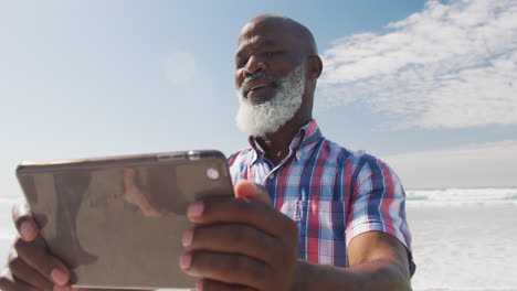 Hombre-Mayor-De-Raza-Mixta-Tomando-Un-Selfie-Con-Un-Teléfono-Inteligente-Digital-En-La-Playa