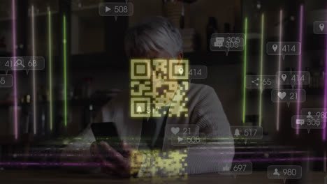 Animation-Des-QR-Codes-über-Einer-Frau,-Die-Ihr-Smartphone-Nutzt