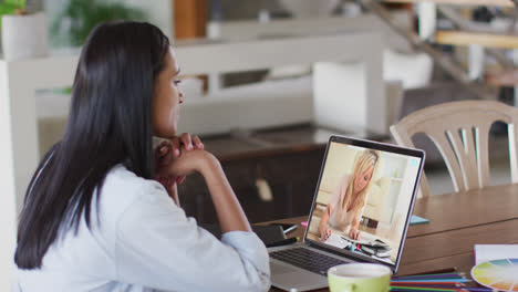 Profesora-Caucásica-Usando-Una-Computadora-Portátil-En-Una-Videollamada-Con-Una-Estudiante