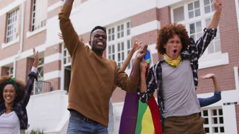 Fröhliche,-Vielfältige-Gruppe-Von-Männern-Und-Frauen,-Die-Während-Des-Protestes-Die-Regenbogenfahne-Hochhalten