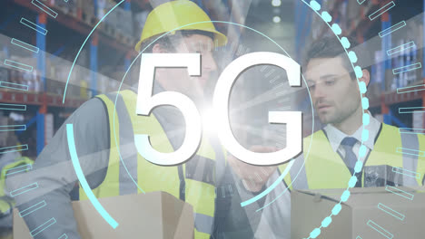 5G-Text-über-Rundem-Scanner-Gegen-Kaukasischen-Männlichen-Arbeiter-Und-Vorgesetzten,-Die-Im-Lager-Diskutieren