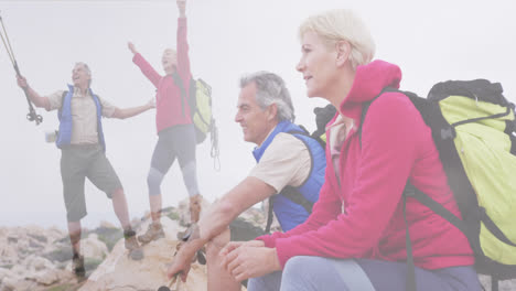 Composite-Von-Glücklichen-Kaukasischen-Senior-Paar-Wandern-Auf-Berghang-Und-Blick-Auf-Die-Aussicht