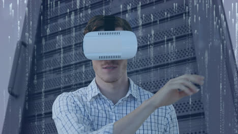 Animation-Der-Binären-Kodierung-Und-Eines-Kaukasischen-Geschäftsmannes,-Der-Ein-VR-Headset-über-Einem-Server-Trägt