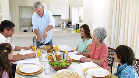 Abuelo-Tallando-Pollo-En-La-Mesa