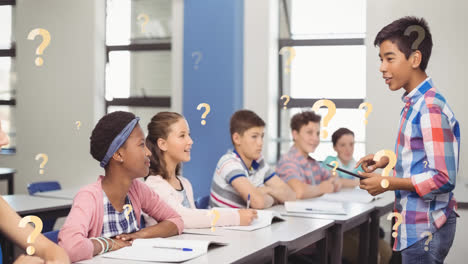 Animación-De-Signos-De-Interrogación-Sobre-Un-Estudiante-Varón-Usando-Una-Tableta-Con-Diversos-Compañeros-En-El-Aula