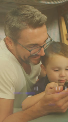 Animación-De-Puntos-De-Luz-Sobre-Un-Feliz-Padre-Caucásico-Usando-Una-Tableta-Con-Sus-Hijos