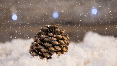 Schnee-Fällt-über-Tannenzapfen-Auf-Schnee-Auf-Holzoberfläche