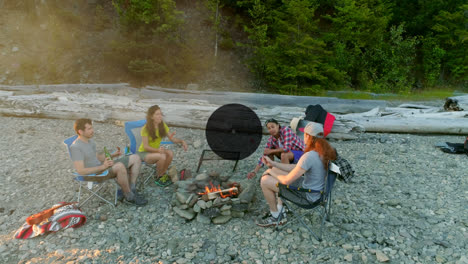 Animation-Des-Verbindungsnetzwerks-Und-Symbole-über-Menschen-Auf-Dem-Campingplatz