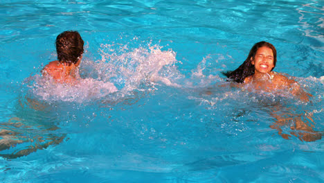 Pareja-Chapoteando-Y-Divirtiéndose-En-La-Piscina