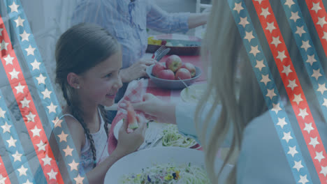 Animación-De-Rayas-Con-Estrellas-Sobre-Madre-E-Hija-Caucásicas-Comiendo-En-El-Jardín