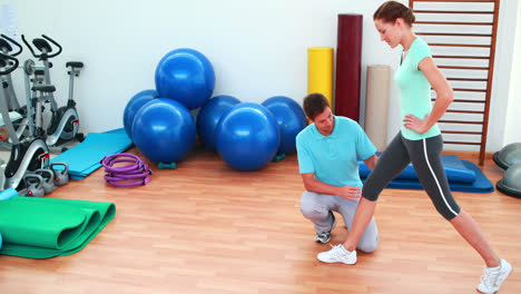 Trainer-showing-his-client-how-to-lunge-correctly