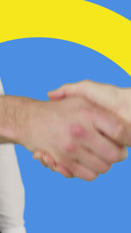 Animation-Von-Kaukasischen-Geschäftsleuten,-Die-Die-Flagge-Der-Ukraine-Schütteln