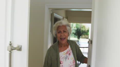 Portrait-of-smiling-senior-african-american-woman-looking-at-camera-and-talking