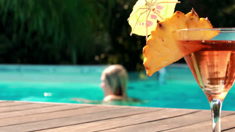 Cóctel-De-Naranja-Junto-A-La-Piscina-Del-Hotel