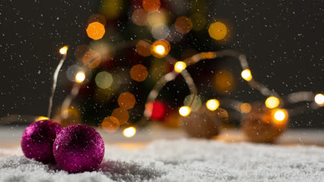 Animación-De-Nieve-Cayendo-Sobre-Adornos-Navideños.