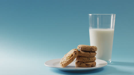 Vídeo-De-Galletas-Con-Chocolate-Y-Leche-Sobre-Fondo-Azul