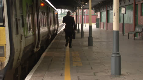 Hombre-De-Negocios-En-La-Estación-De-Tren