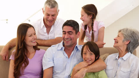 Familia-Extendida-Posando-Para-Una-Foto-En-El-Sofá