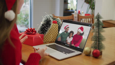 Mujer-Caucásica-En-Videollamada-Portátil-Con-Familia-Feliz-En-Navidad