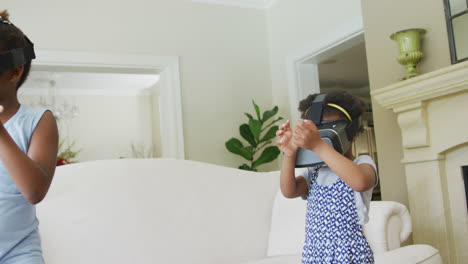 Felices-Chicas-Afroamericanas-Usando-Auriculares-Vr-En-La-Sala-De-Estar