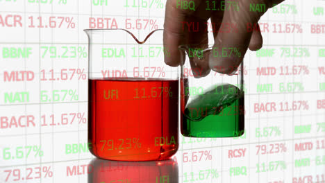Animación-Del-Procesamiento-De-Datos-Financieros-Sobre-La-Mano-De-Un-Trabajador-De-Laboratorio-Mezclando-Líquido-En-Vidrio