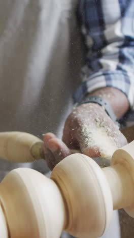 Afroamerikanischer-Handwerker-Arbeitet-An-Einer-Holzdrehbank-In-Einer-Werkstatt