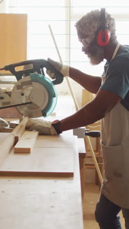 Afroamerikanischer-Zimmermann-Bei-Der-Arbeit-In-Einer-Gut-Beleuchteten-Werkstatt