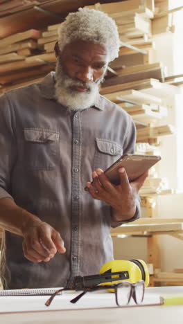 Hombre-Afroamericano-En-Un-Taller-De-Carpintería,-Con-Espacio-Para-Copiar