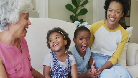 Retrato-De-Una-Feliz-Abuela-Afroamericana-Con-Una-Hija-Adulta-Y-Nietas-En-La-Sala-De-Estar