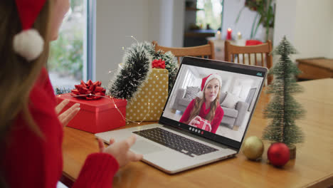 Mujer-Caucásica-En-Videollamada-Portátil-Con-Una-Amiga-Feliz-En-Navidad