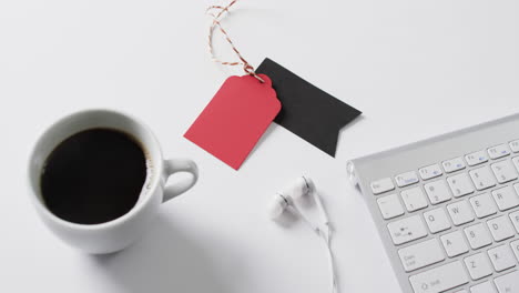 Vídeo-De-Teclado-De-Computadora,-Taza-De-Café,-Auriculares,-Etiquetas-De-Regalo-Con-Espacio-Para-Copiar-Sobre-Fondo-Blanco