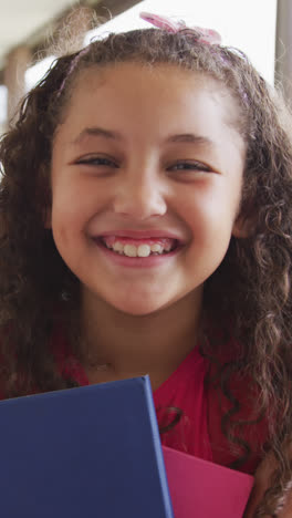 Video-Eines-Glücklichen-Gemischtrassigen-Mädchens,-Das-Auf-Dem-Schulkorridor-Steht
