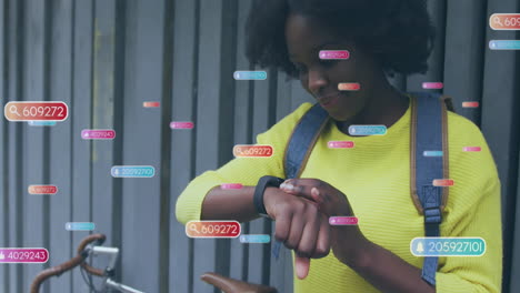 Animación-De-íconos-De-Redes-Sociales-Y-Datos-Sobre-Una-Mujer-Afroamericana-Usando-Un-Reloj-Inteligente