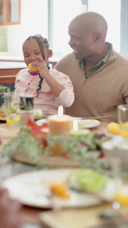 Afroamerikanische-Eltern,-Tochter-Und-Vater-Feiern-Beim-Thanksgiving-Dinner,-Zeitlupe