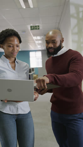 Vertikales-Video-Von-Glücklichen-Afroamerikanischen-Geschäftsleuten,-Die-Einen-Laptop-In-Zeitlupe-Benutzen