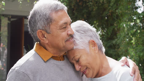 Feliz-Pareja-Diversa-Senior-Abrazándose-En-El-Jardín