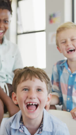 Video-Von-Verschiedenen-Jungen,-Die-An-Schulbänken-Sitzen-Und-Lachen