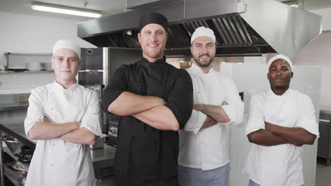 Grupo-Diverso-De-Chefs-Masculinos-En-La-Cocina,-Cámara-Lenta