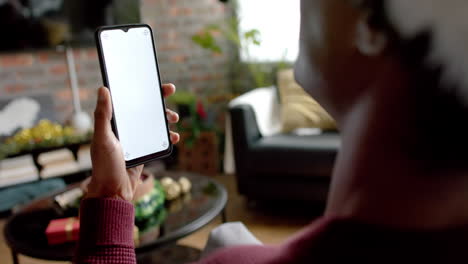 Feliz-Hombre-Afroamericano-Usando-Un-Teléfono-Inteligente-Con-Espacio-Para-Copiar-Videollamadas-En-Casa,-Cámara-Lenta