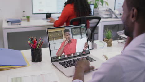 Video-De-Un-Hombre-Afroamericano-Teniendo-Una-Videollamada-En-Una-Computadora-Portátil-Con-Un-Compañero-De-Trabajo-Afroamericano